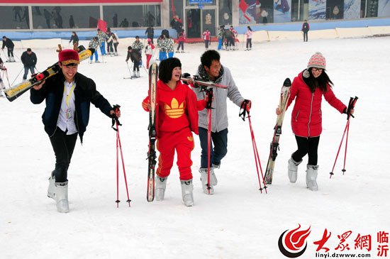 山东郯城人造滑雪场开门迎宾