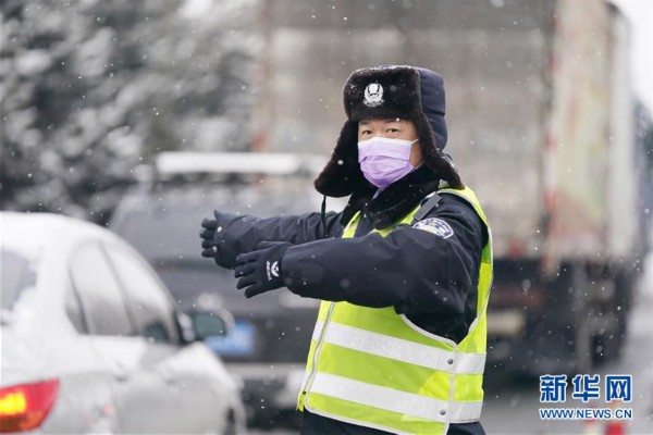 他们,在风雪中坚守岗位