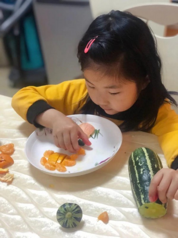 水果拼盘,炒西兰花,可乐鸡翅.济南一幼儿园小萌娃做"爱心餐"感谢妈妈