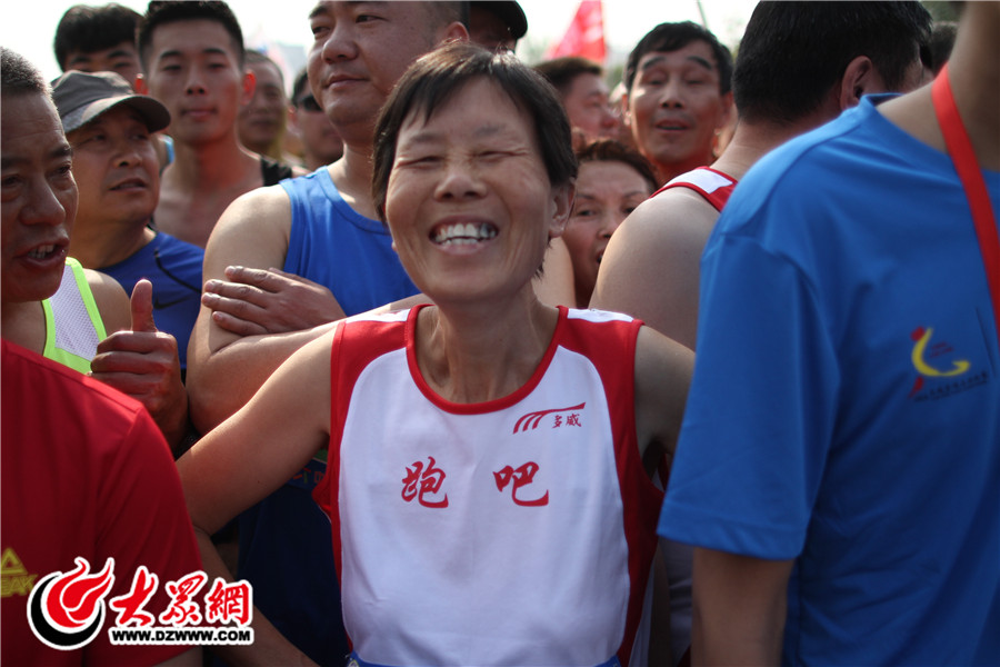 13“奔跑能让我浑身充满力量，感觉自己还年轻。”来自福州的王慧今年已经59岁，她告诉记者，她上星期刚参加完河南永城的马拉松赛。.jpg