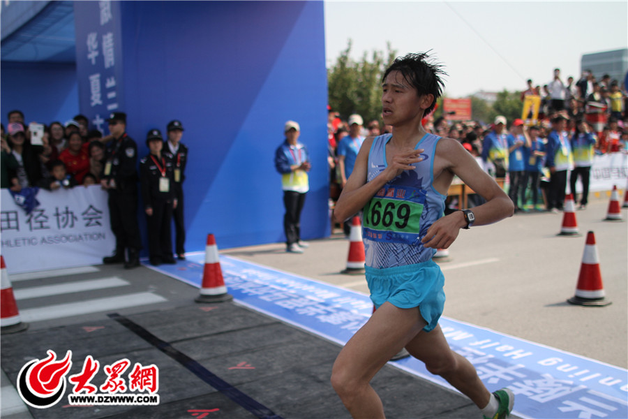 首个冲过终点的中国选手刘子玉，他是本次比赛的第十二名。.jpg