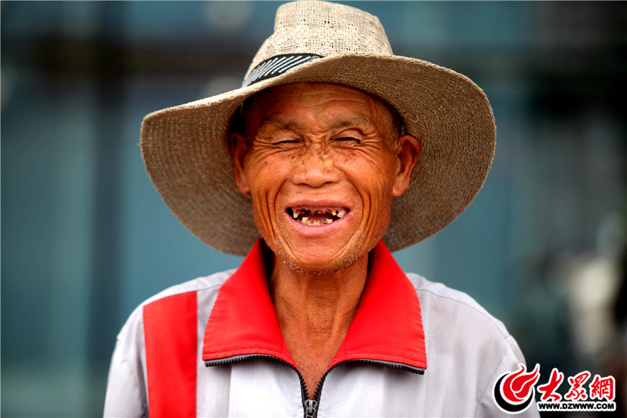 （1）67岁的孙洪田是一名环卫工人，他在自己的岗位上已经快乐工作了6年。.jpg