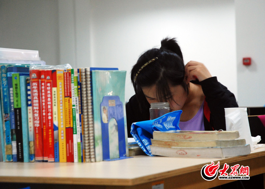 1.4日上午，在临沂大学图书馆，一位考研学生正埋头解题。.jpg