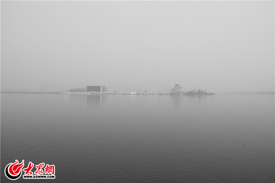 9雾埋下的湖心岛 大众网记者 满健摄.jpg
