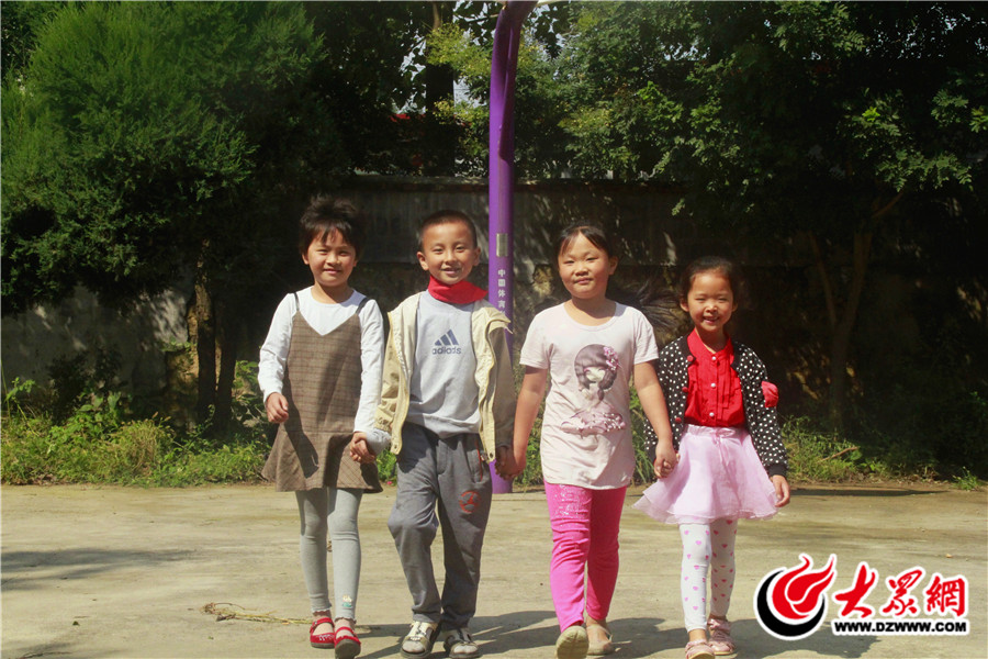 2在青石峪小学，王朝福的工作，就是让孩子们拥有美好的未来.jpg