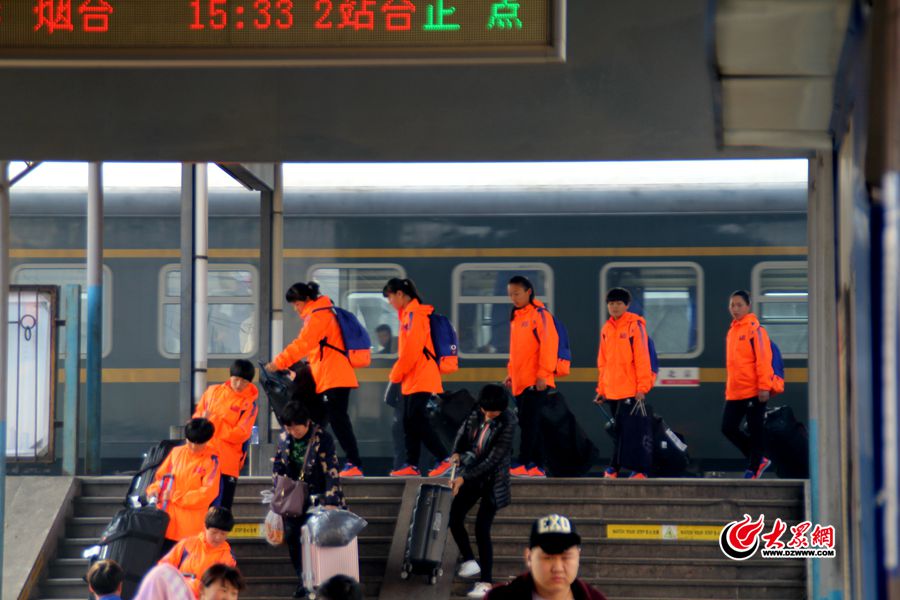 2时间走过9：57，K51次列车停靠临沂站，郯城一中女足姑娘们走下列车，出现在人们的视线中.jpg