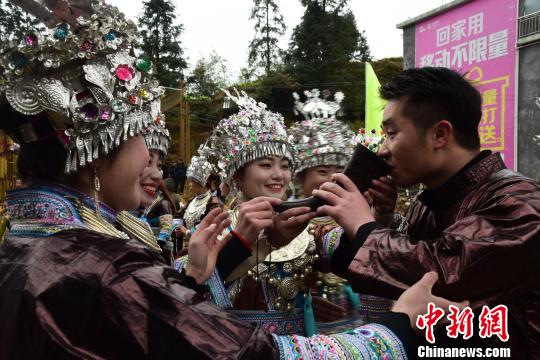 广西苗族民众举行芦笙大合奏百家宴庆祝苗族新年