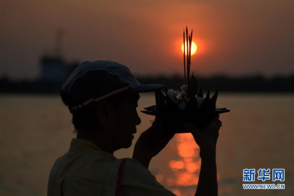 （国际）（1）泰国民众庆祝水灯节