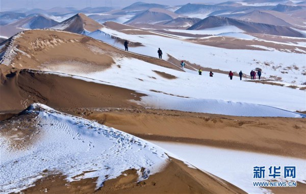 #（社会）（1）沙漠雪景引游客