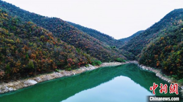 航拍湖北建始醉美秋景 山间水库宛如碧玉