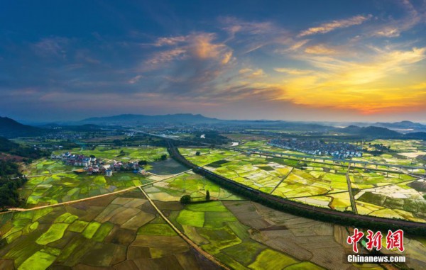 旅游 新闻 美图  近日,航拍江西省峡江县水边镇下痕村.