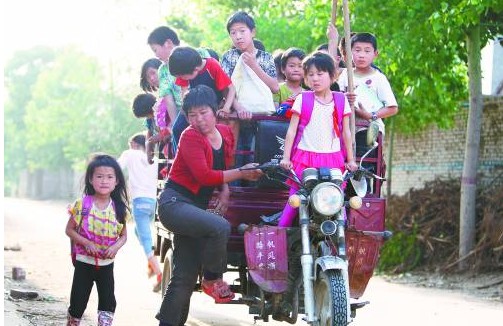 河南一妇女三轮车载31孩子上学 让人惊心！(图)