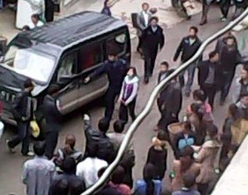 13岁女孩淋湿书记车被铐游街
