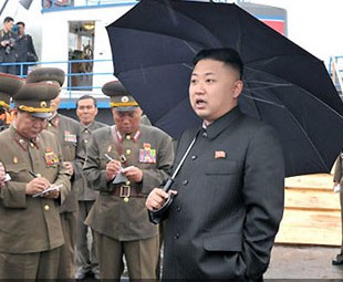 高清：金正恩冒雨视察朝鲜人民军第313部队水产事业所