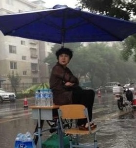 北京大雨伴随高考第一天 网友记录下雨中等待家长们/图