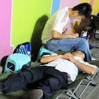 幼儿园“一票难求” 柳州市民彻夜排队【高清】