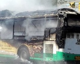 武汉一公交车自燃引发大火 数十名乘客安全逃生(高清组图)