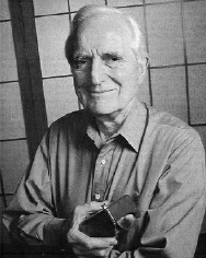 【美联社旧金山7月3日电】电脑鼠标的发明人、计算机专家道格拉斯·恩格尔巴特于7月2日去世，享年88岁。被誉为“鼠标之父”的恩格尔巴特还是电子邮件、文字处理系统和互联网开发方面的先驱。