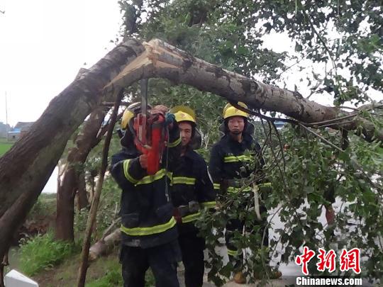 江苏扬州高邮仪征遭龙卷风突袭49人受伤（图）
