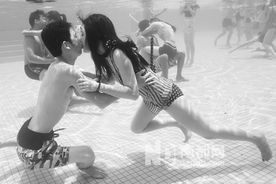 广州举办水下接吻比赛引围观：这才是真正的“湿吻”