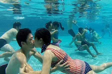 实拍水下接吻比赛：国际接吻日80后情侣水下接吻57秒夺冠
