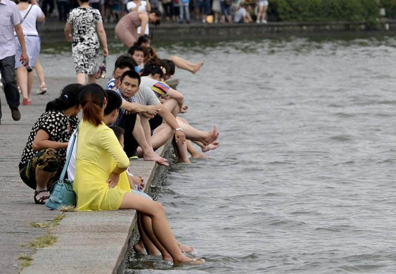 杭州西湖成了“洗脚池”大煞风景（组图）【2】