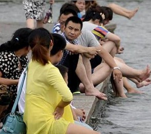 杭州西湖成洗脚池 酷暑下白堤两旁泡脚组煞景(图)