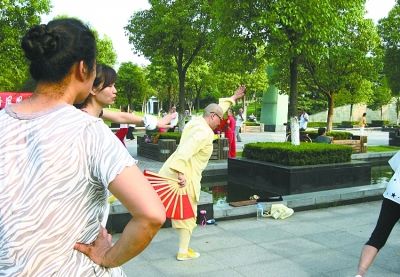 【汉网市民记者“关艾” 图文报道】近日，我在汉阳一公园内，看见几个削发尼姑和群众们在一起跳健身舞。