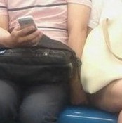上海地铁男子偷摸大腿 T恤男摸了还想摸(组图)