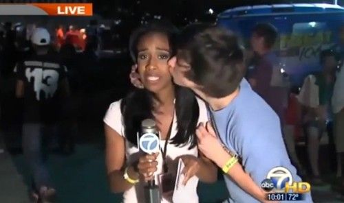 女记者直播遭男子强吻