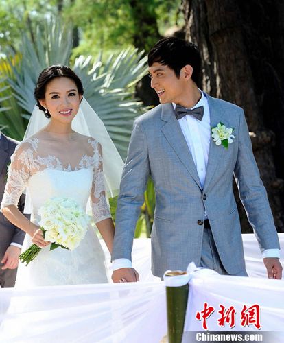 2013年8月12日，泰国普吉岛，世界小姐张梓琳和男友结束3年爱情长跑，秘密在泰国普吉岛举办婚礼。CFP视觉中国
