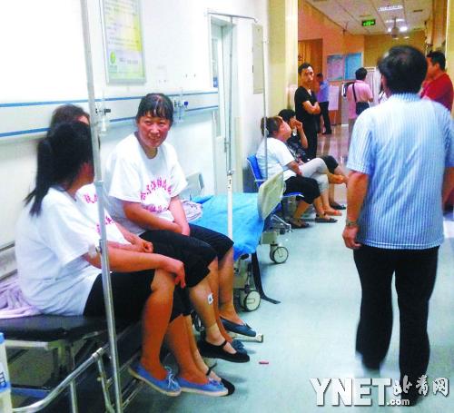 北京发生一起群体自杀事件 十余人喝农药倒路边喝药者在医院接受治疗
