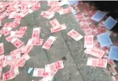 北京一小区下起“钞票雨”(图)
