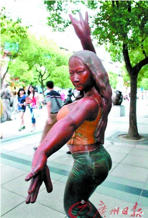 芙蓉姐姐起舞雕像在上海南京路展出