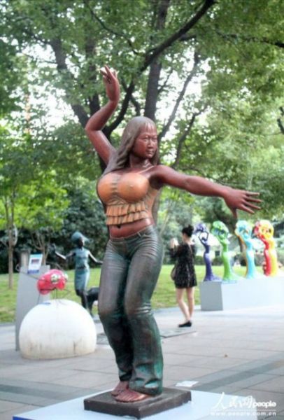 上海南京路芙蓉姐姐雕塑已撤 据称被卖出(图)