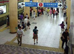 北京地铁“刀枪哥”引关注 网友质疑刀枪如何上地铁