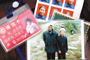 李安秀生前照片与孙女丹丹的学生卡摆在一起，让家人唏嘘不已。