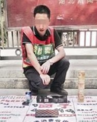 男子街头卖脸图 年轻人为何做这份工作做？