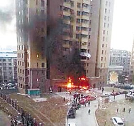 黑龙江鸡西一小区爆炸已致3人死亡 楼内电梯炸开