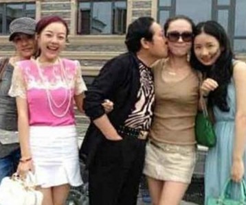 王林回应搂女星：左拥右抱的女孩只是朋友妻子和女友