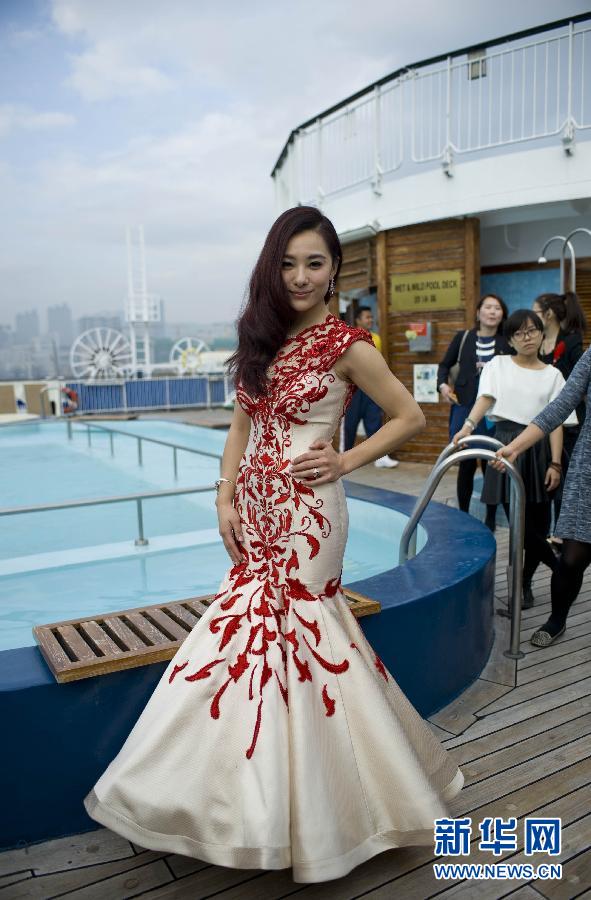 12月8日，在香港维多利亚港的丽星邮轮上，奥运体操冠军刘璇和老公王弢合影。当日，奥运体操冠军刘璇和老公王弢在香港登上游轮，举办一场浪漫的“海上婚礼”。 新华社记者赵宇思摄