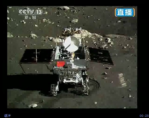 嫦娥三号拍摄五星红旗月球首张照片【图】