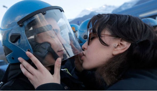 亲吻警察面罩完整照片【解读】 是挑衅还是爱慕？