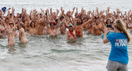 全球600男女为破记录新西兰裸泳（组图）