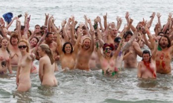 600男女新西兰裸泳破记录失败 英国有过类似活动