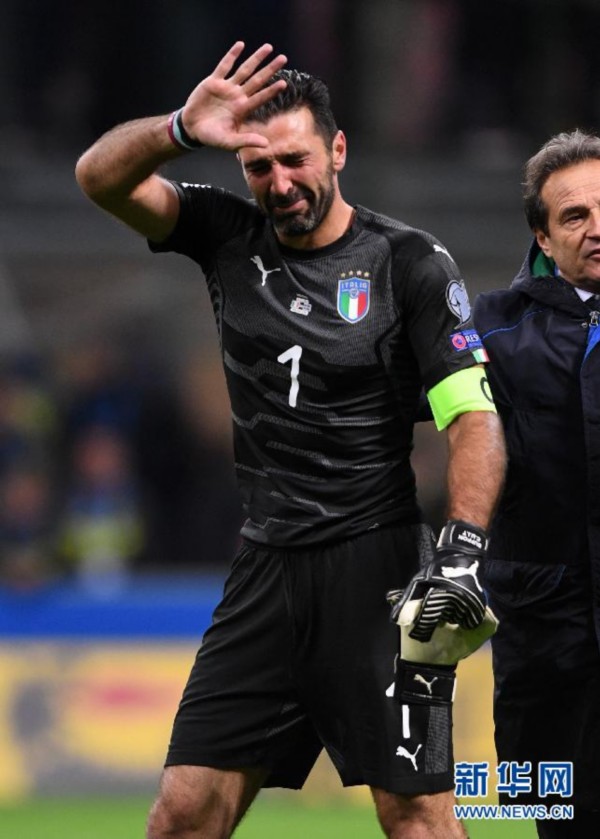 意大利队守门员布冯在比赛后黯然落泪.