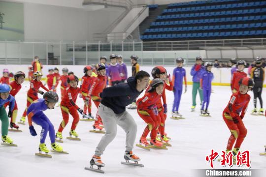 武大靖在教小运动员滑冰（宋洋摄）