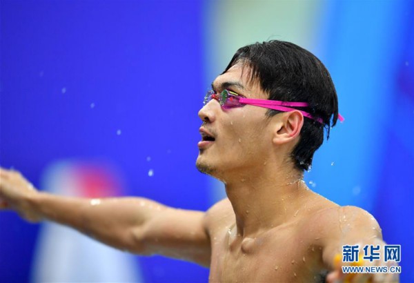 （体育）（1）游泳——全国冠军赛：徐嘉余获男子50米仰泳冠军