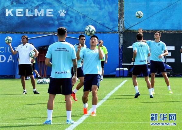 （体育）（1）足球——武磊参加西班牙人队训练