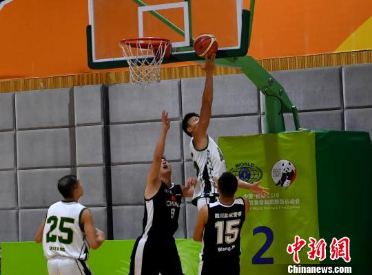 世警会中国香港代表队在篮球比赛上战胜四川监狱警队